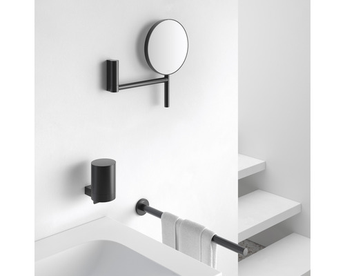 Badezimmer mit Kosmetikspiegel, Seifenspender und Handtuchhalter