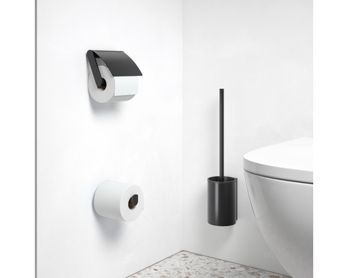 Badezimmer-Szene mit Toilettenpapierhalter, Toilettenbürste und Toilette