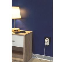 Szene mit Nachttisch, Lampe und intelligenter Steckdose