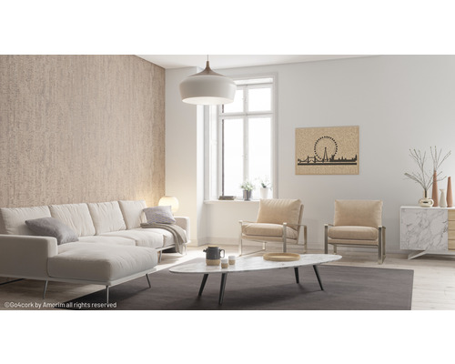 Helles Wohnzimmer mit Sofa, Sesseln, Couchtisch, Sideboard und Korkwandbild