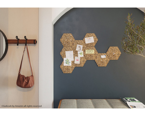 Innenraum mit Korktafel in Sechseckform an einer Wand