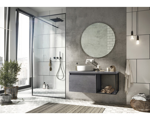 Badezimmer mit Dusche, Waschtisch, Spiegel und Accessoires für ein modernes Ambiente.