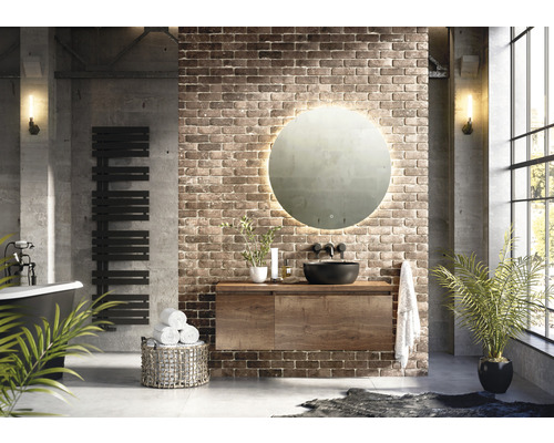 Badezimmer im Industrial-Stil mit Waschtisch, Spiegel, Heizkörper und Badewanne.