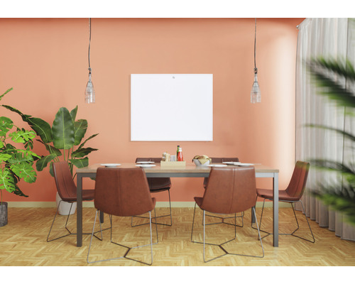 Esszimmer mit Esstisch, Stühlen, Pendelleuchten und Heizpaneel