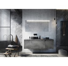 Modernes Badezimmer mit Waschtisch, Spiegel mit Beleuchtung und Badewanne