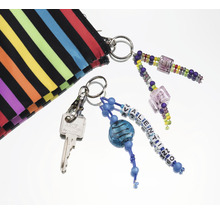 Gestreifte Tasche mit Schlüssel und Schlüsselanhängern