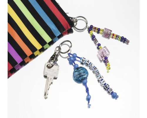 Gestreifte Tasche mit Schlüssel und Schlüsselanhängern