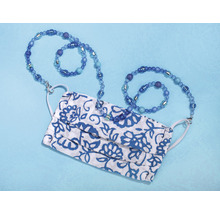 Gesichtsmaske mit blau gemustertem Stoff und blauem Perlenband