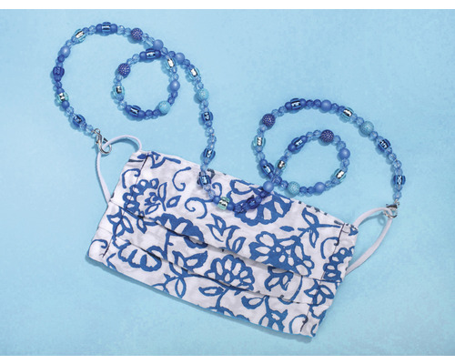 Gesichtsmaske mit blau gemustertem Stoff und blauem Perlenband