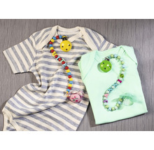 Zwei Babybodys mit Schnullerketten