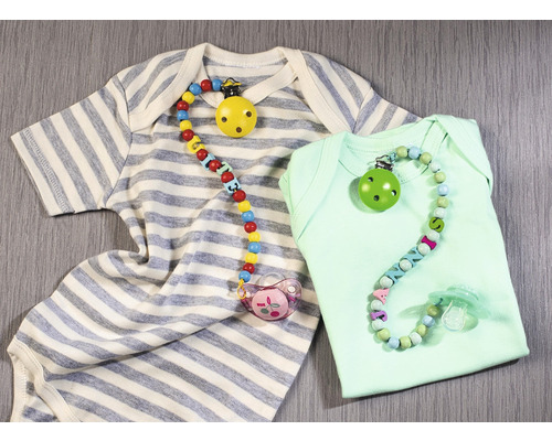 Zwei Babybodys mit Schnullerketten