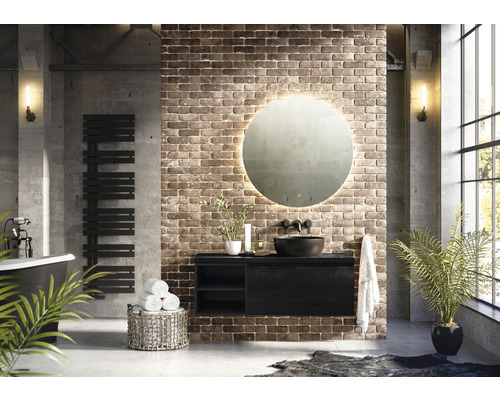 Badezimmer im Industriedesign mit Waschtisch, Spiegel mit Beleuchtung und Handtuchwärmer.