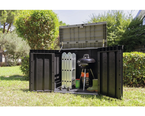 Garten Szene mit Gerätebox mit Grill, Leiter, Stiefel und Gartengeräte