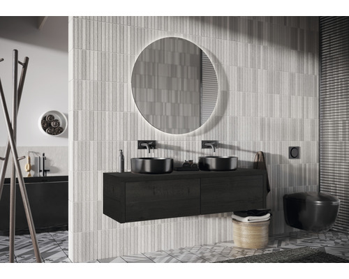 Helles Badezimmer mit Doppelwaschtisch, rundem Spiegel und Fliesenwand