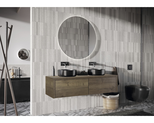 Modernes Badezimmer mit Waschtischunterschrank, Spiegel, Waschbecken und Toilette.