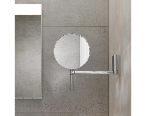 Runder Kosmetikspiegel mit Wandhalterung im Badezimmer.