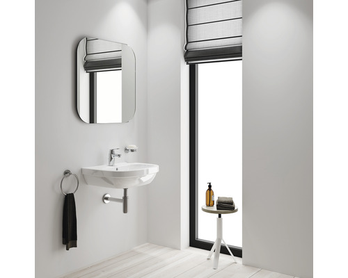 Modernes Badezimmer mit Waschbecken, Spiegel und Fenster