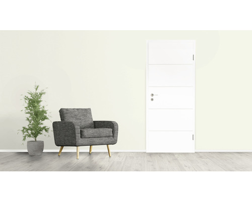 Helles Zimmer mit Sessel, Zimmerpflanze und Innentür