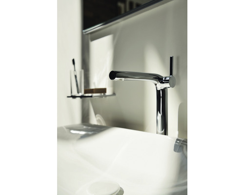 Aufnahme eines Badezimmers mit Waschbecken und Armatur