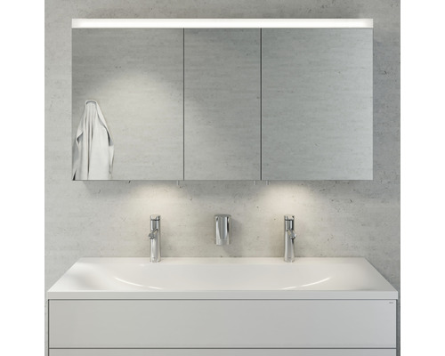 Badezimmer mit Spiegelschrank, Waschbecken und Armaturen