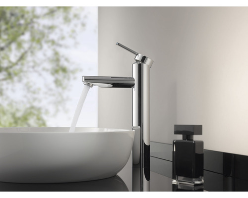 Modernes Badezimmer mit einem Aufsatzwaschbecken und einer Chromarmatur, aus der Wasser fließt