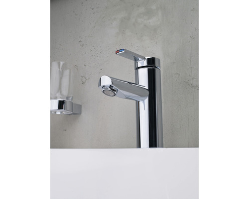 Glänzender Waschtischmischer im Badezimmer