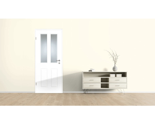 Szene mit einer Innentür mit Glaseinsätzen und einer Kommode im modernen Design