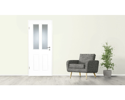 Zimmertür mit Glaseinsatz, Sessel und Zimmerpflanze in einem Raum