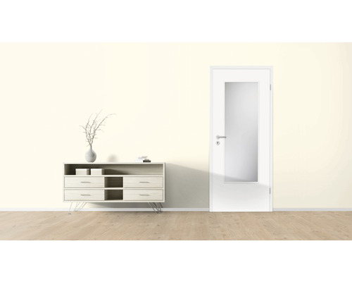Heller Raum mit Kommode und Innentür mit Glaseinsatz.