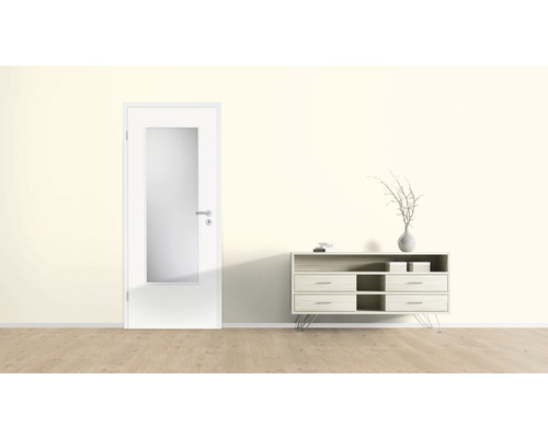 Heller Raum mit weißer Innentür mit Glaseinsatz und Kommode