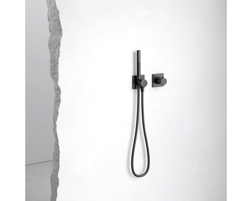 Unterputz Duscharmatur mit Handbrause und Schlauch an einer Wand