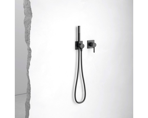 Wandmontierte Duscharmatur mit Brauseschlauch und Handbrause
