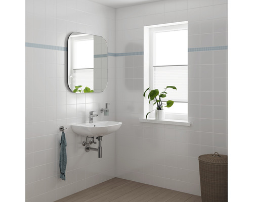 Helles Badezimmer mit Waschbecken, Spiegel und Fenster