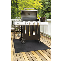 Grillszene auf einer Holzterrasse mit Grill, Grillmatte und Zubehör