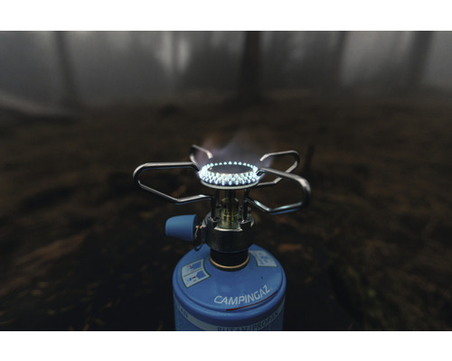Camping Gaskocher mit Flamme im Freien