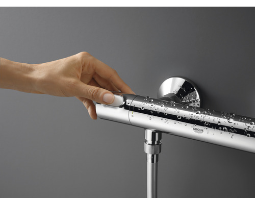 Hand bedient Duscharmatur von Grohe mit Wasser