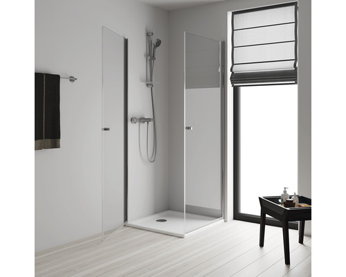 Badezimmer mit Duschkabine, Dusche und Fenster mit Rollo