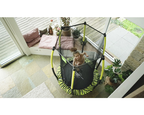 Kind auf einem Gartentrampolin mit Sicherheitsnetz der Marke Exit Toys im Innenbereich.