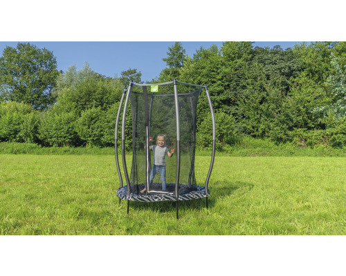 Kind auf einem Gartentrampolin mit Sicherheitsnetz