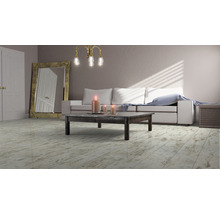 Wohnzimmer mit Sofa, Couchtisch, Stehlampe und Spiegel