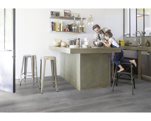 Helles Küchendesign mit Kücheninsel, Barhockern und Holzstruktur Vinylboden.