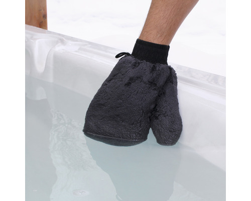 Person hält einen Badehandschuh in Wasser