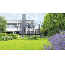 Trampolin mit Sicherheitsnetz und springendem Kind im Garten