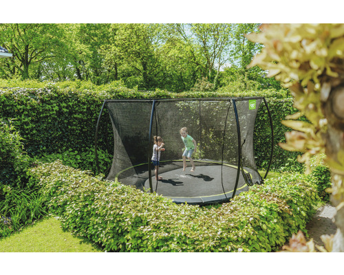 Trampolin mit Sicherheitsnetz im Garten mit Kindern