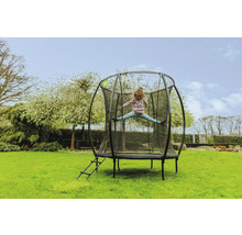 Mädchen springt auf einem Gartentrampolin mit Sicherheitsnetz und Leiter