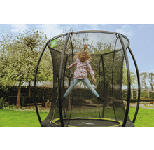 Mädchen springt auf einem Gartentrampolin mit Sicherheitsnetz