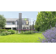 Trampolin mit Sicherheitsnetz im Garten mit springendem Kind