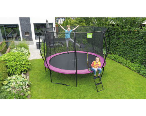 Trampolin mit Sicherheitsnetz und zwei spielenden Kindern im Garten.