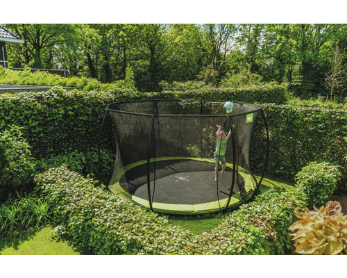 Gartenszene mit Kind auf einem runden Gartentrampolin mit Sicherheitsnetz.