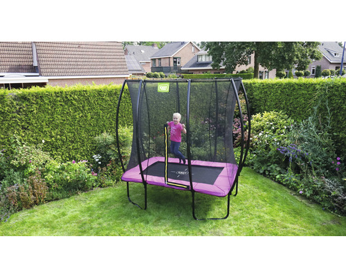 Kind springt auf einem rechteckigen Gartentrampolin mit Sicherheitsnetz
